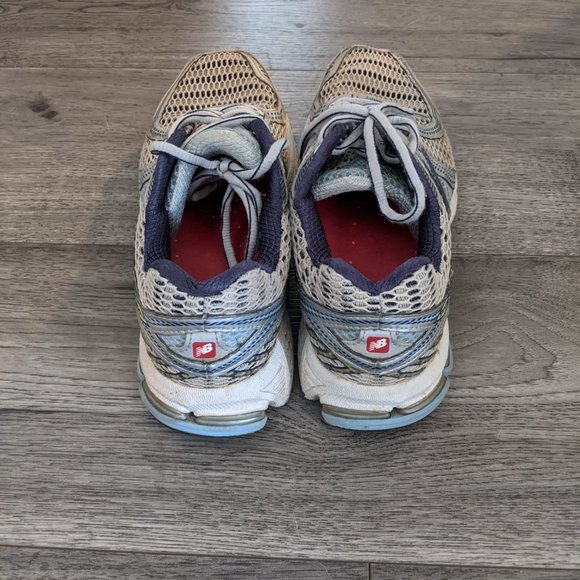 Size 9 New Balance Running Shoes - Picture 2 of 3